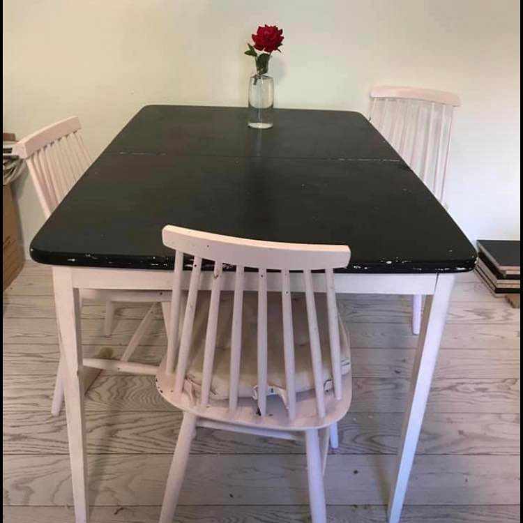 image of Ett matbord med 6 stolar - 