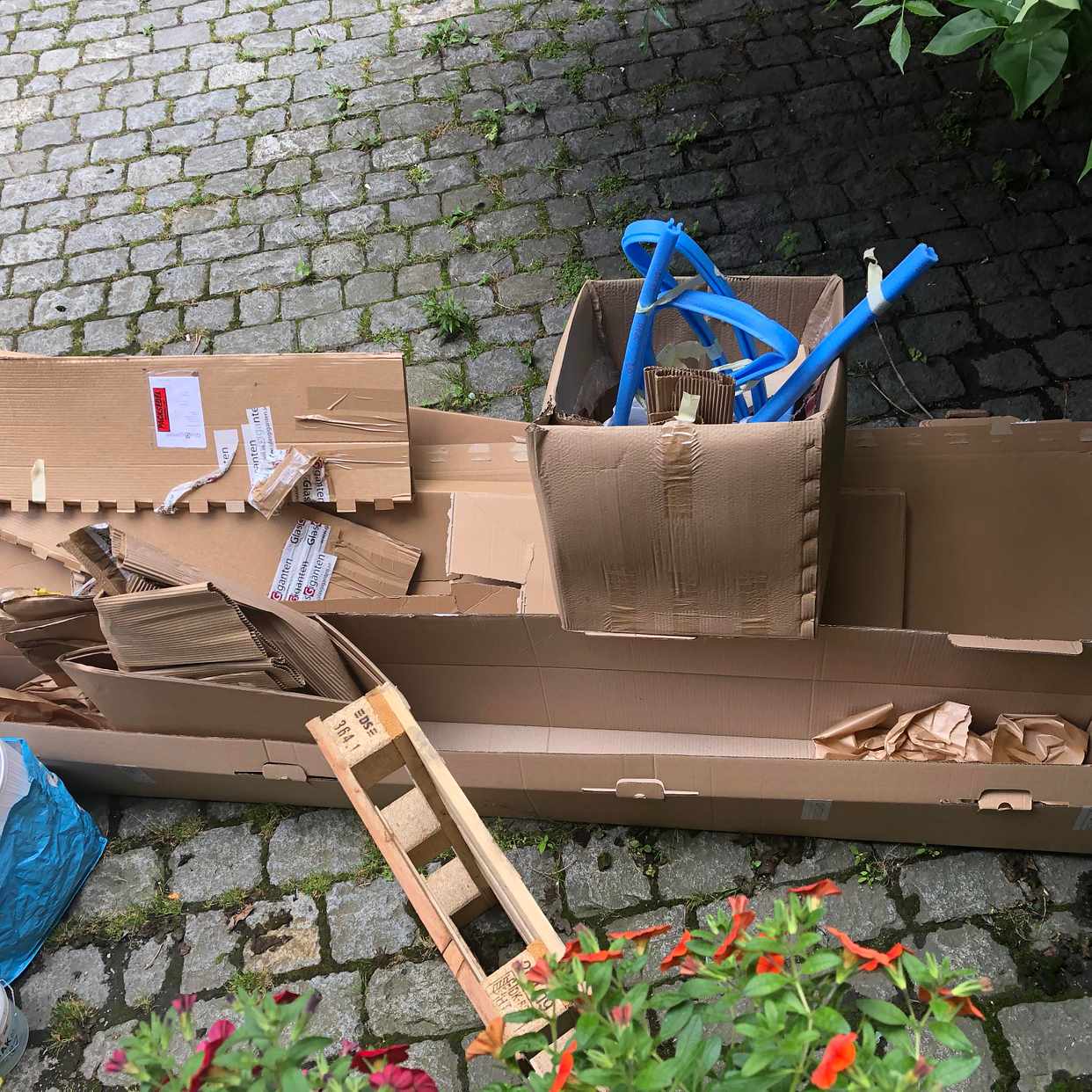 image of Kartonger, kläder skor.. - Stockholm