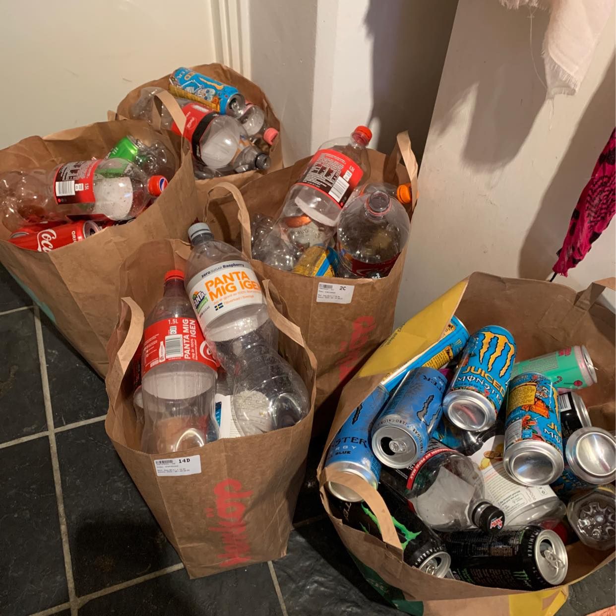 image of Panting: bottles/cans - Stockholm