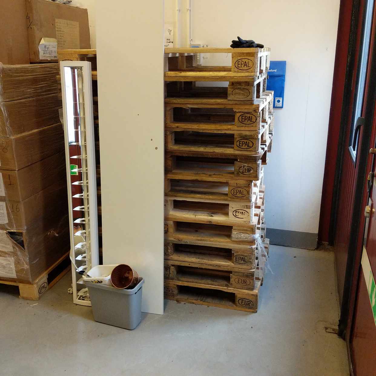 image of Cardboard, pallets - Hägersten