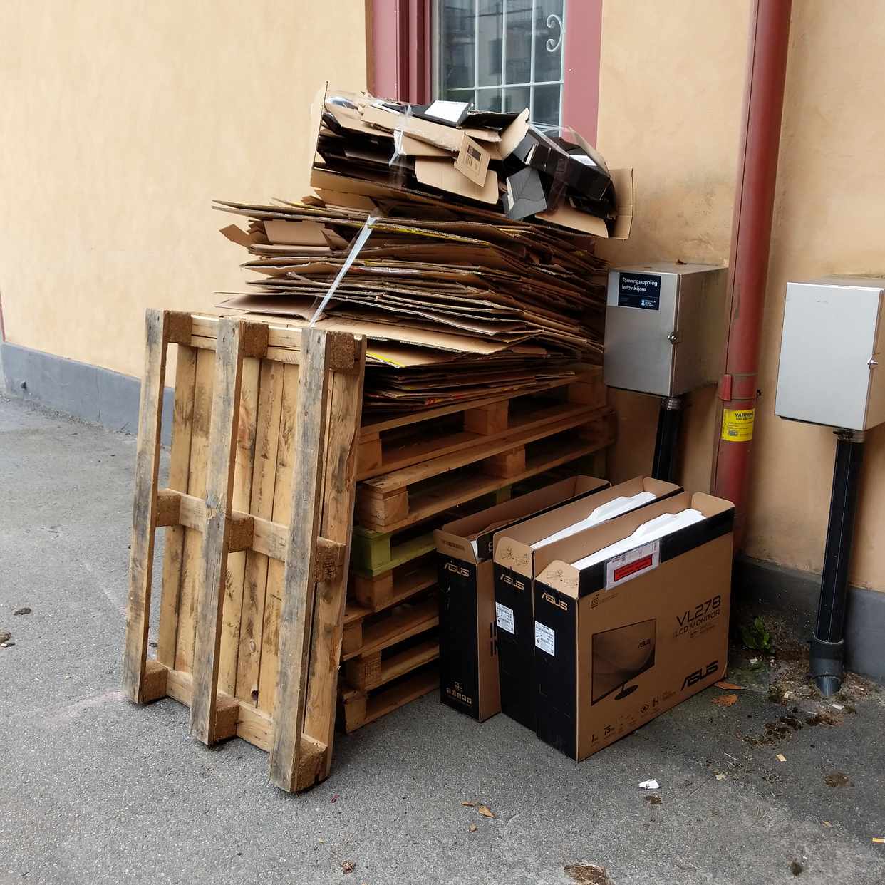 image of Cardboard, pallets - Hägersten