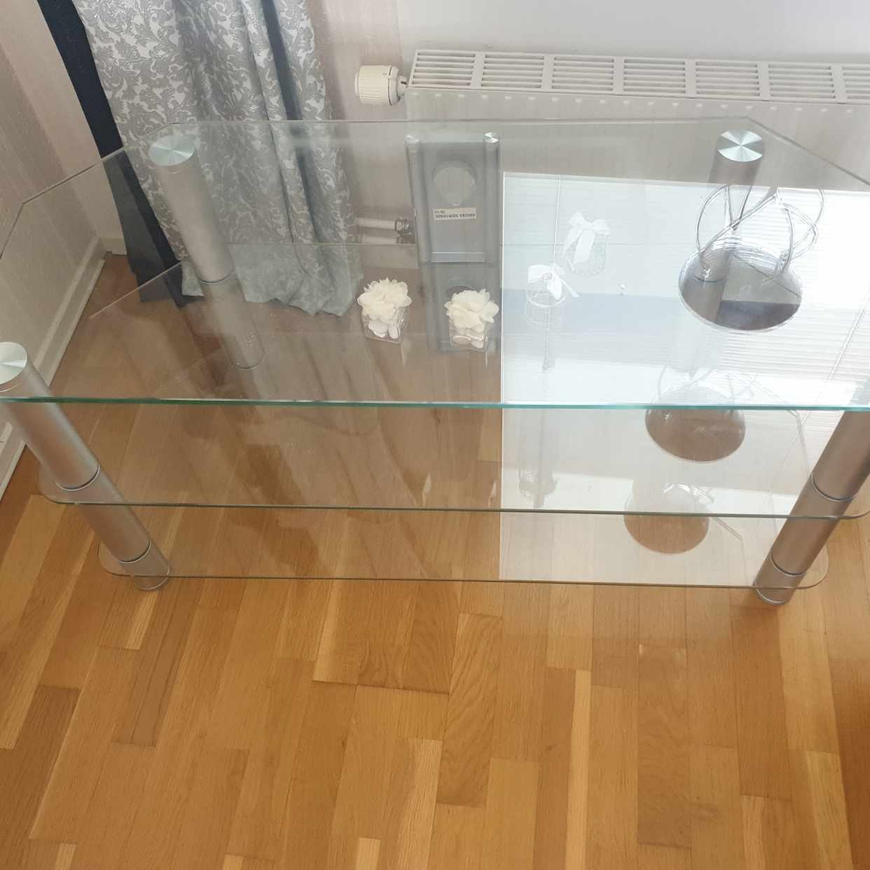 image of Tvbänk av glas - Nacka