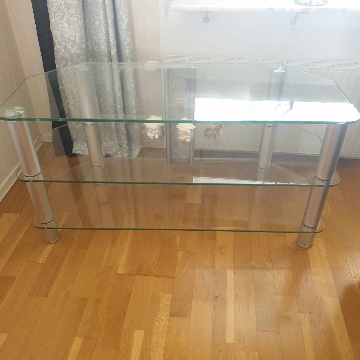 image of Tvbänk av glas - Nacka
