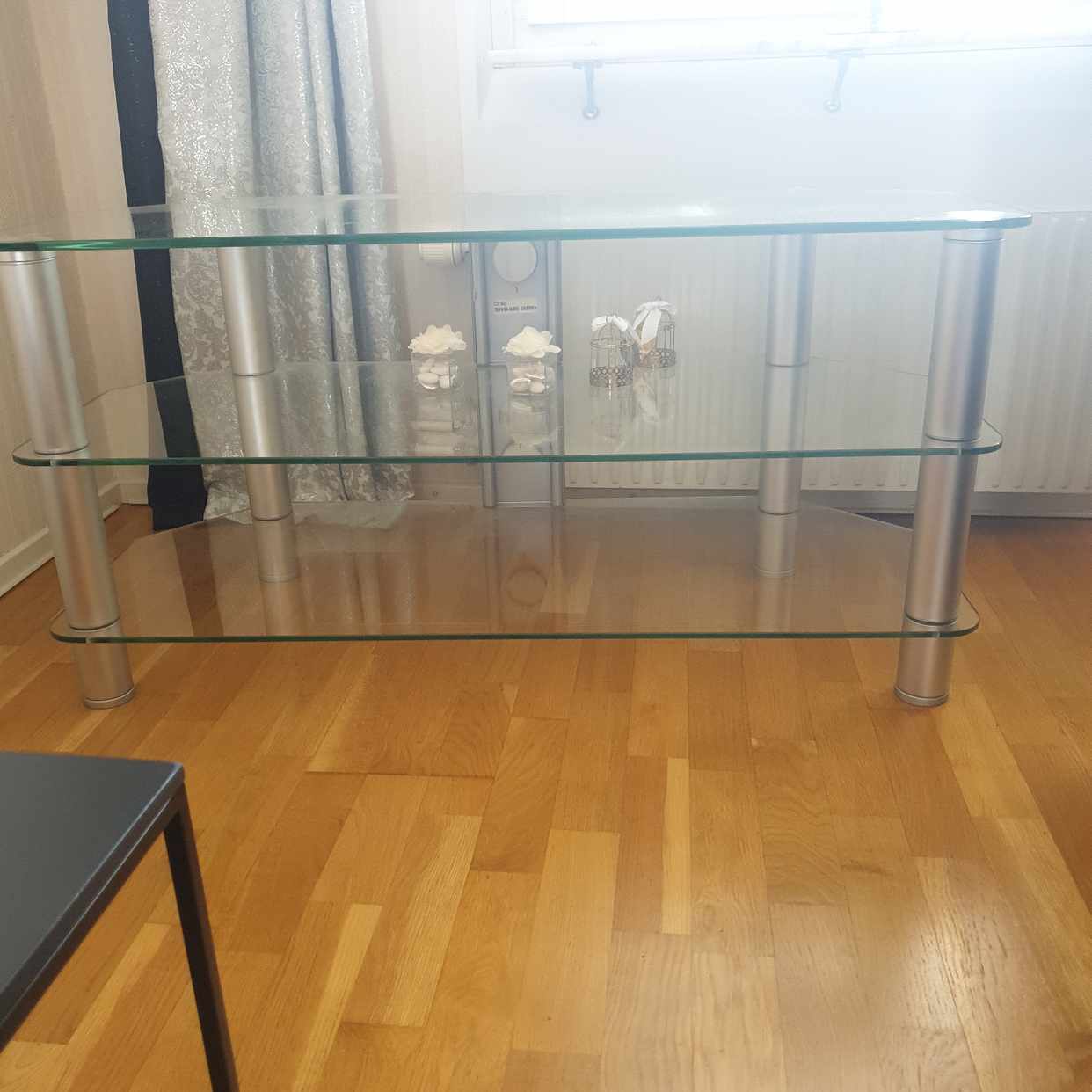image of Tvbänk av glas - Nacka