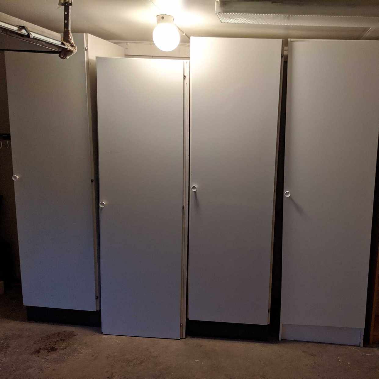 image of 4 garderober och 2 bokhyl - Täby