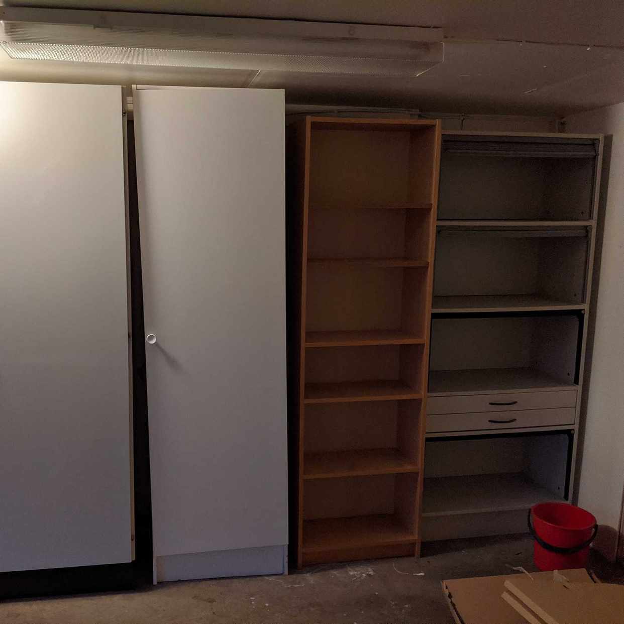 image of 4 garderober och 2 bokhyl - Täby