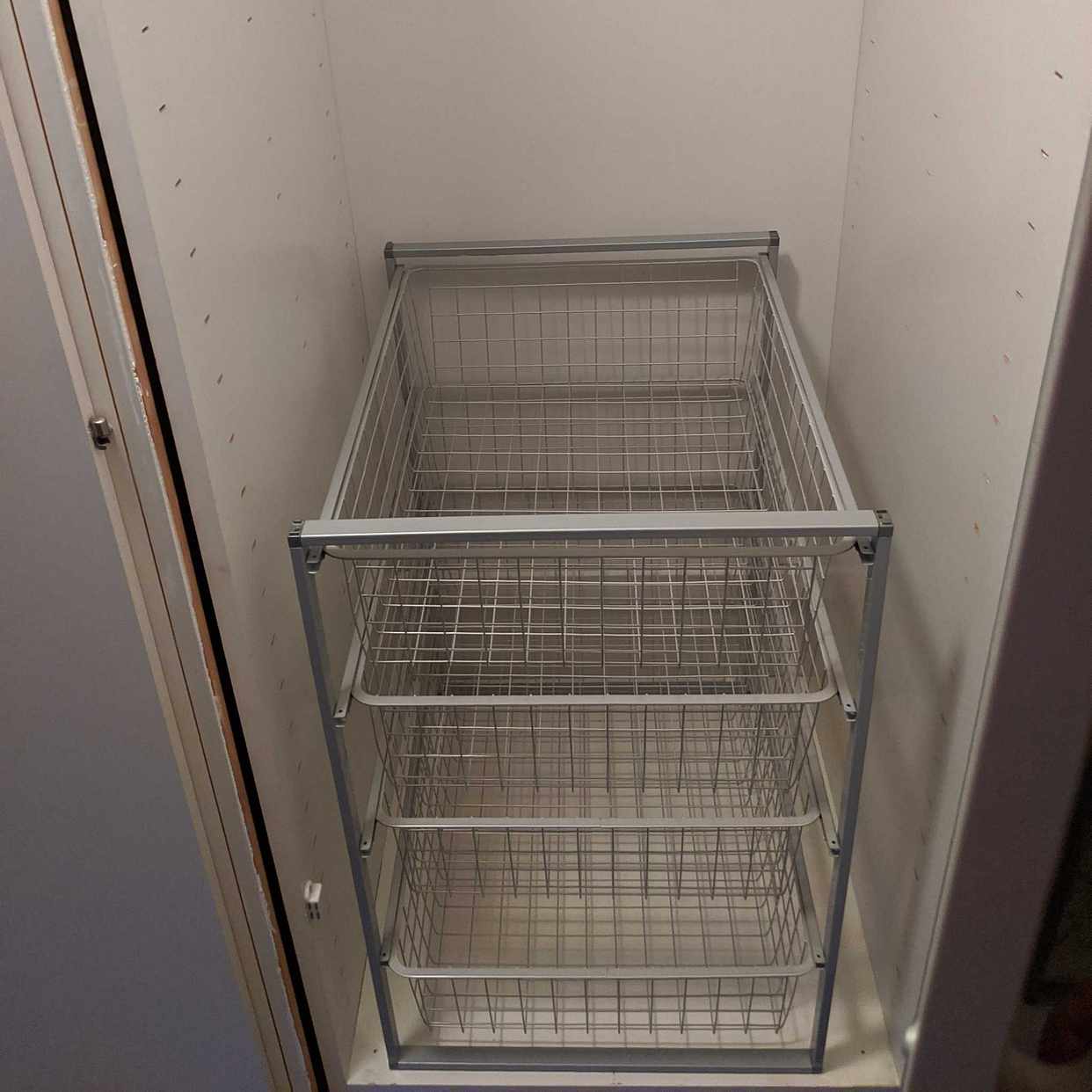 image of 4 garderober och 2 bokhyl - Täby