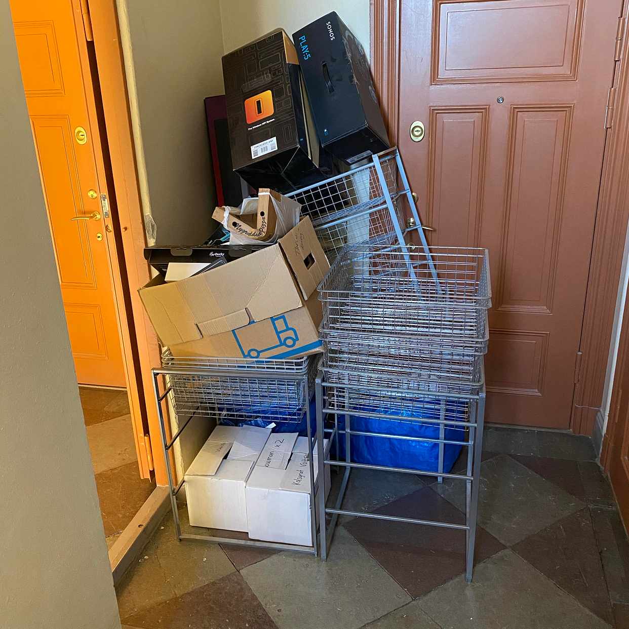 image of Empty packaging and racks - Stockholm City