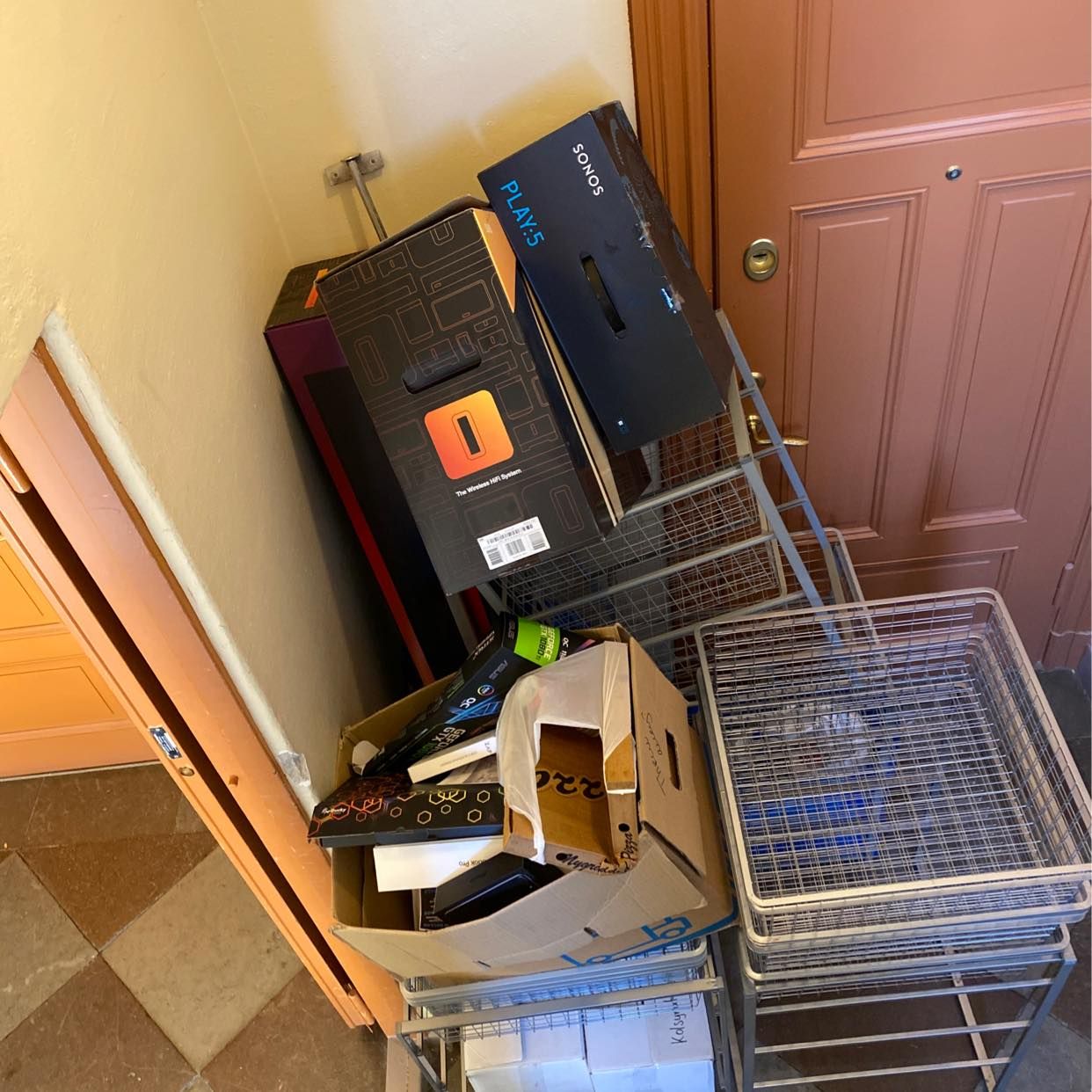 image of Empty packaging and racks - Stockholm City