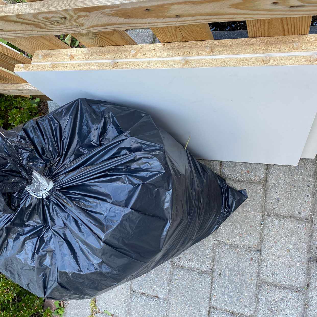 image of Trädgårdsavfall och hylla - Spånga