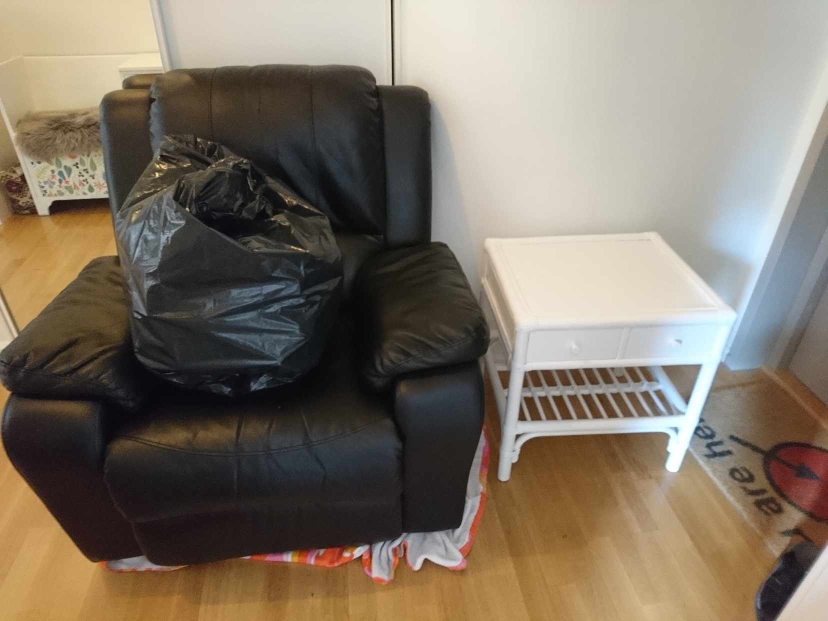 image of 2 möbler slängas - Solna