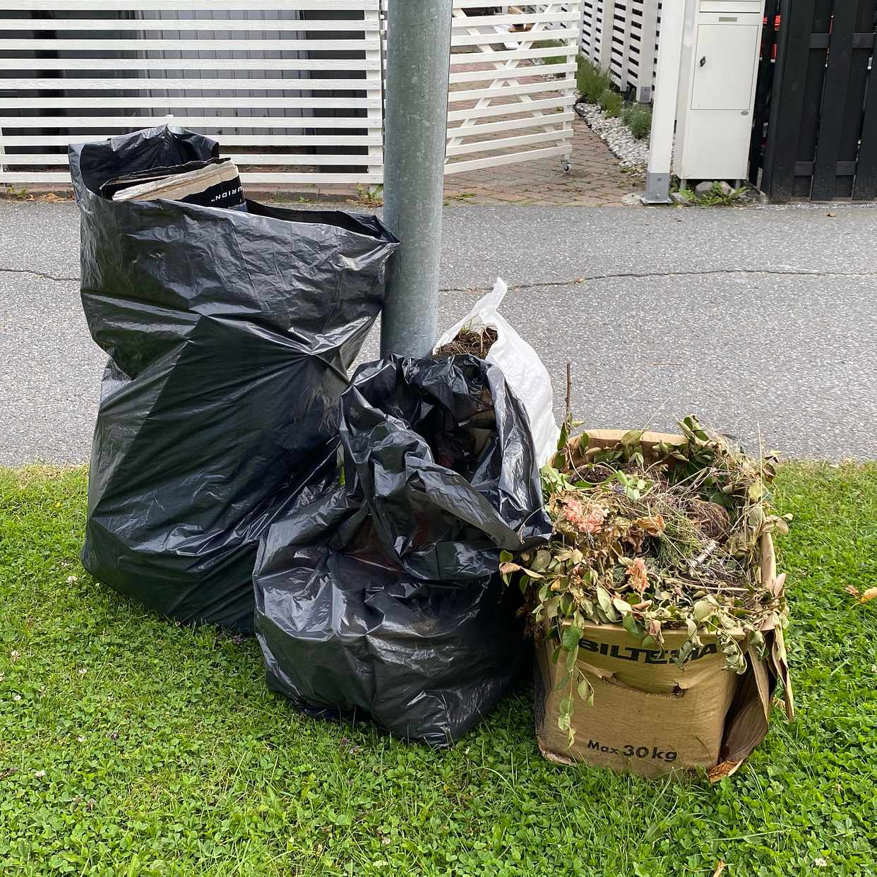 image of Cardboard,garden waste - Täby