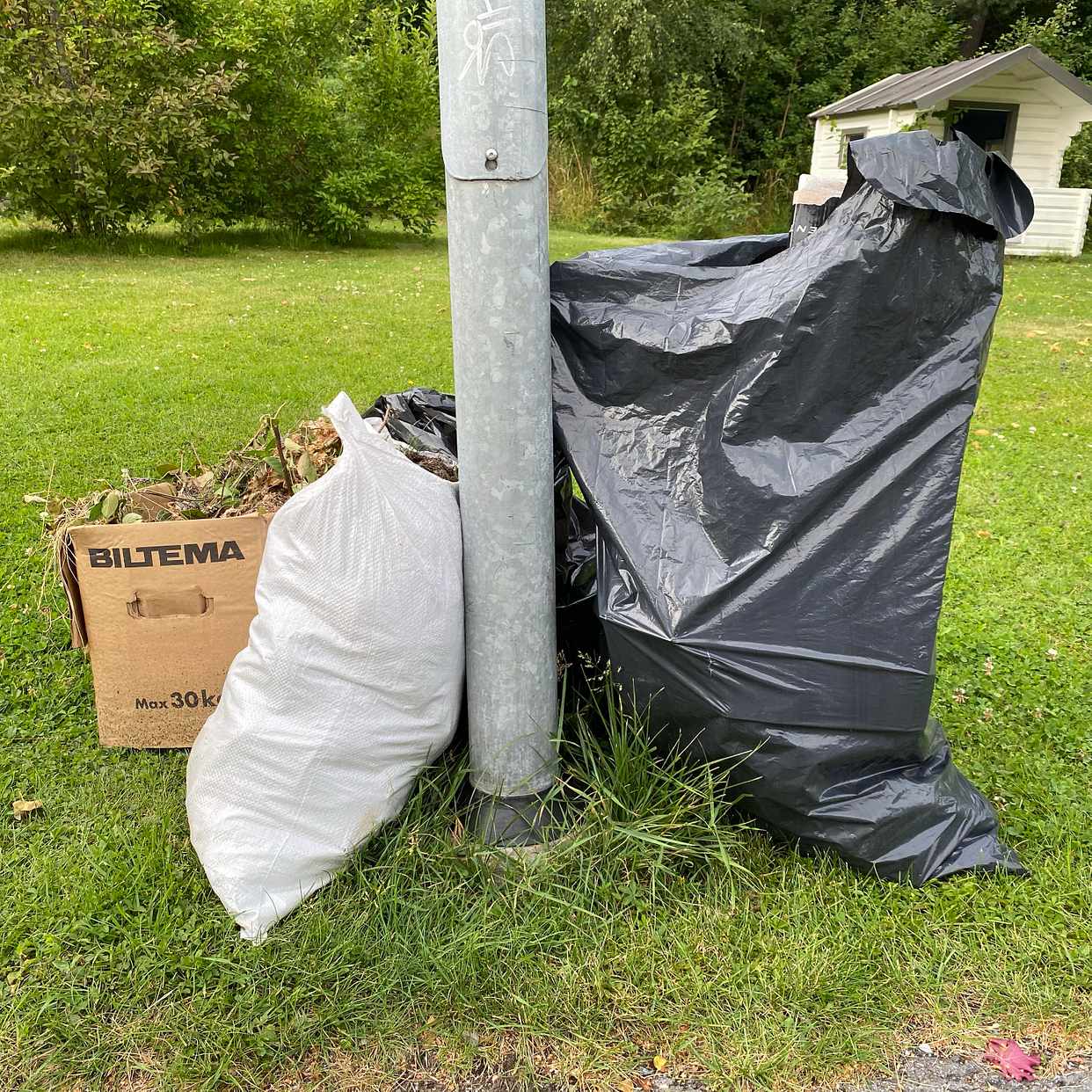 image of Cardboard,garden waste - Täby