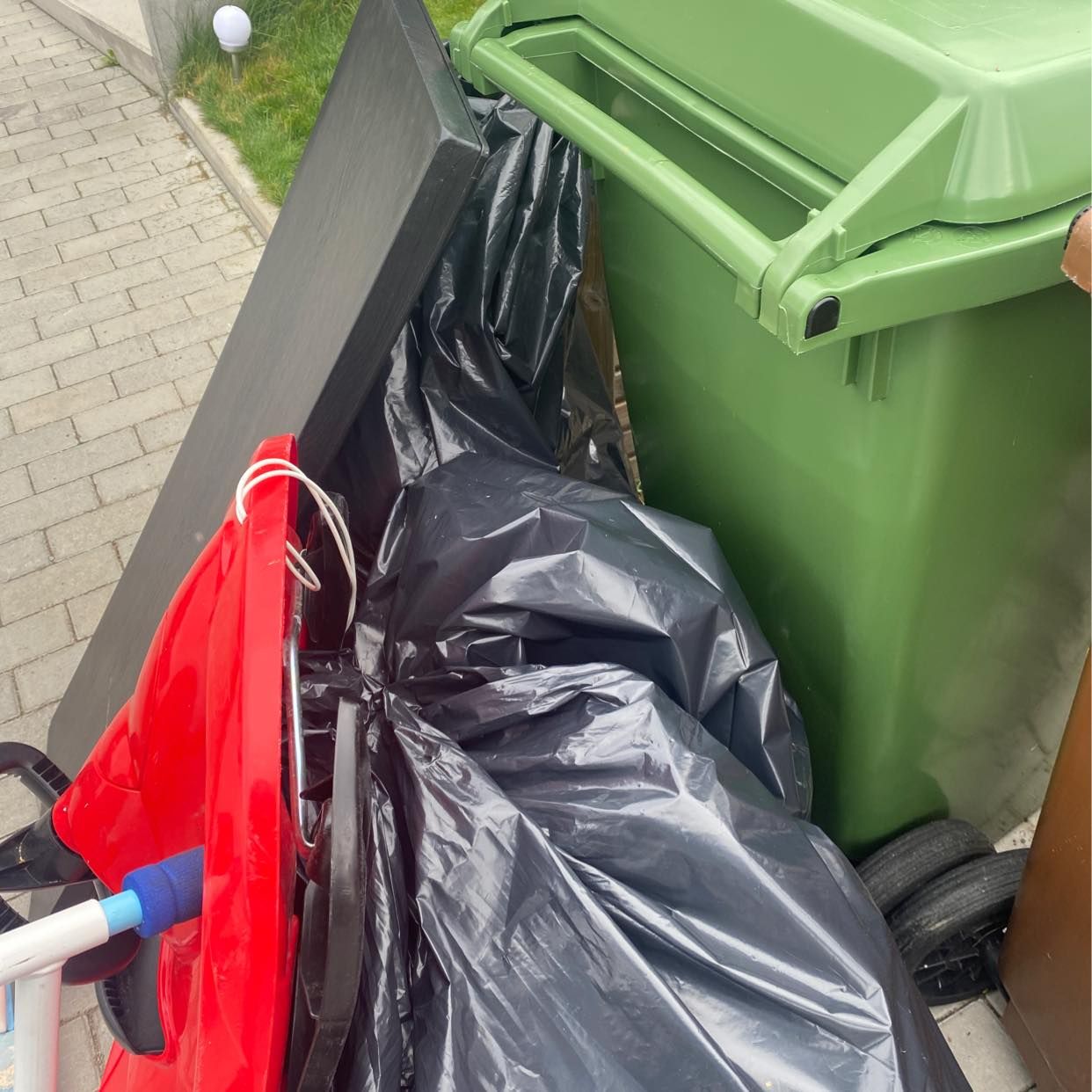 image of 3 svarta sopsäckar 2 små - Sundbyberg