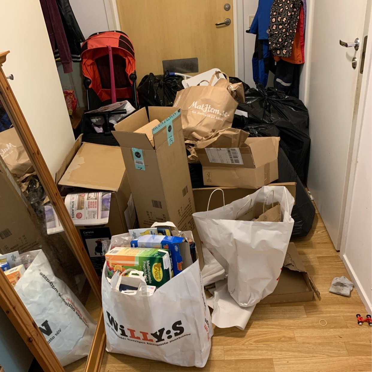 image of Skräp som ska till tippen - Täby