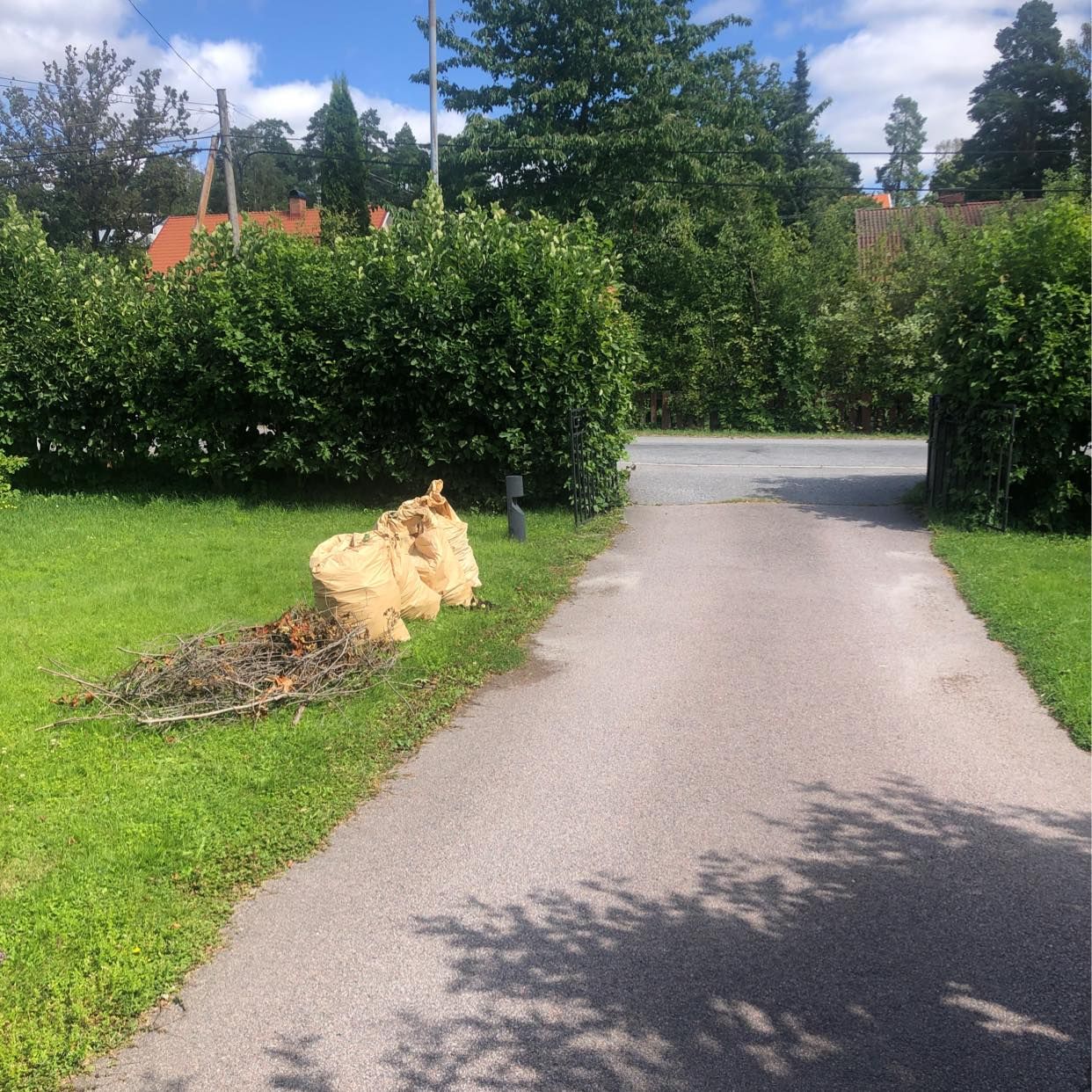 image of 4 säckar, 1 rishög - Täby