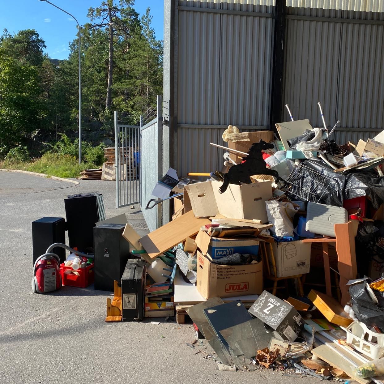 image of Hämtas massor av skräp - Hägersten