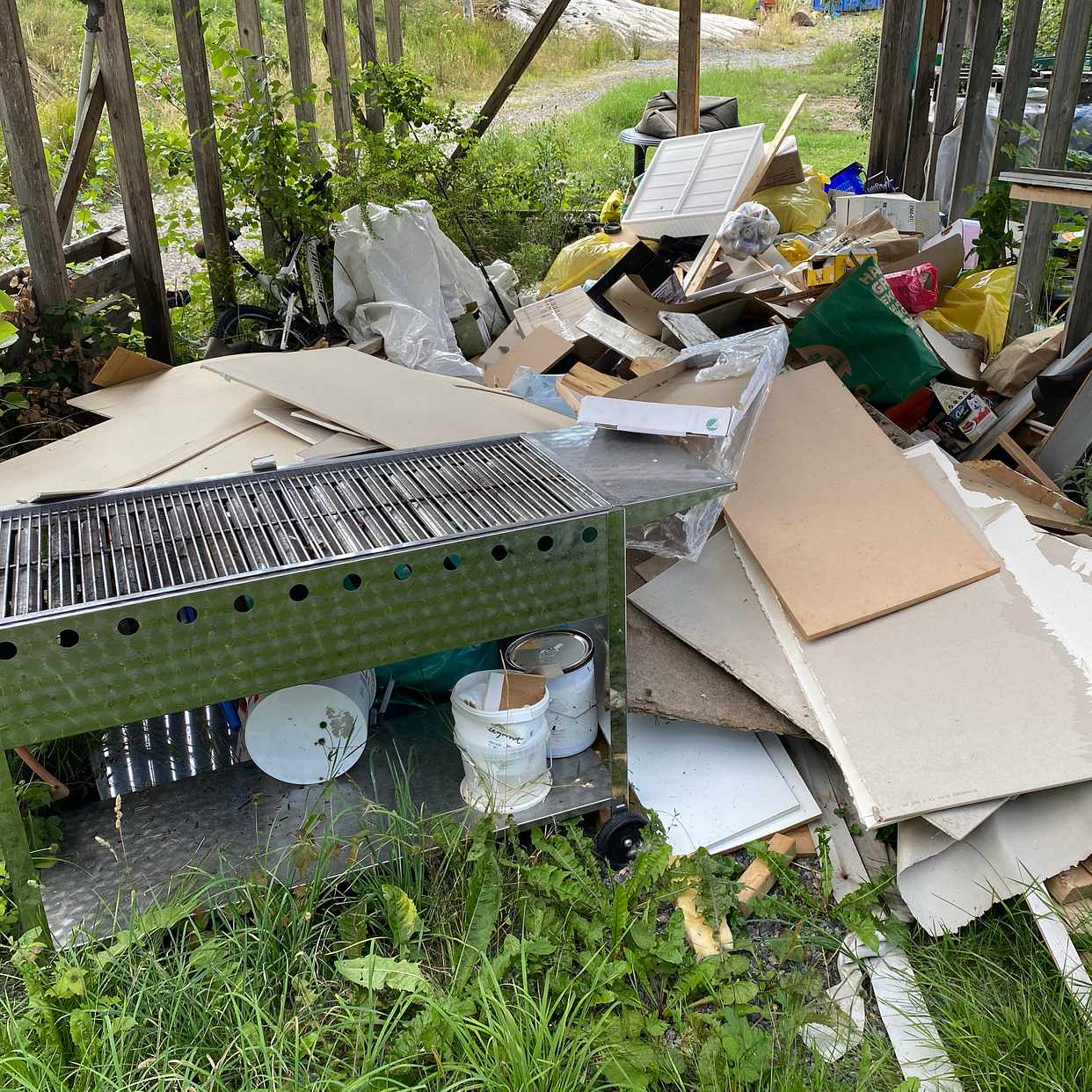 image of Byggavfall samt kartonger - Saltsjö-Boo