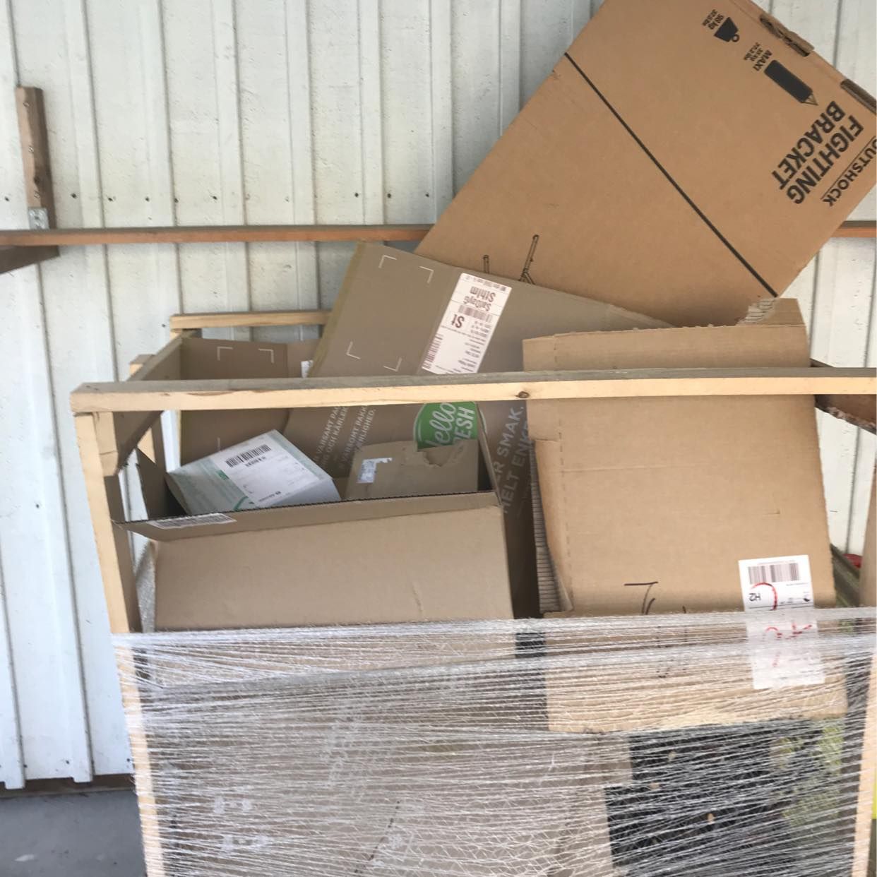 image of Garden waste and boxes - Täby