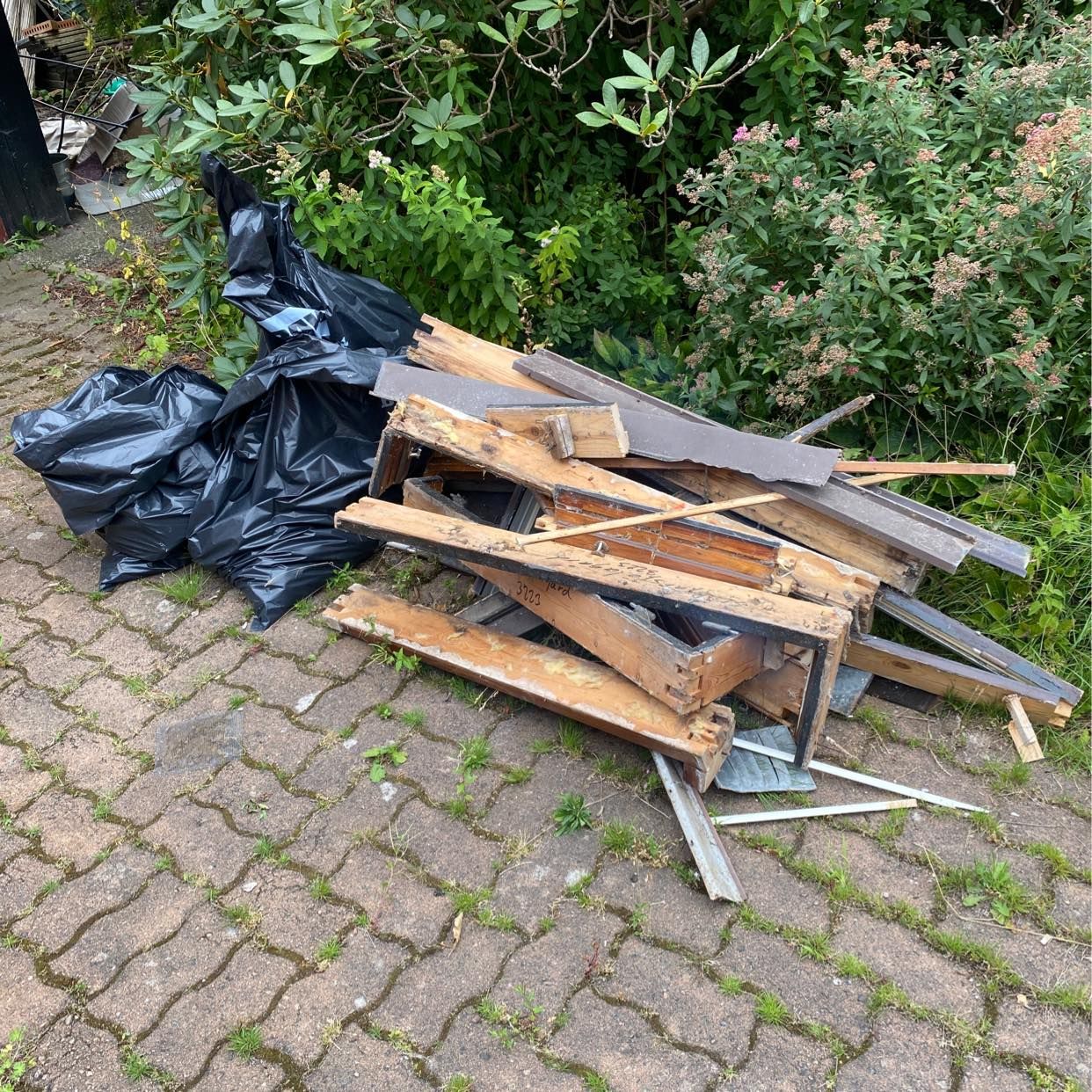 image of Rester från fönsterbyte - Sjöbo