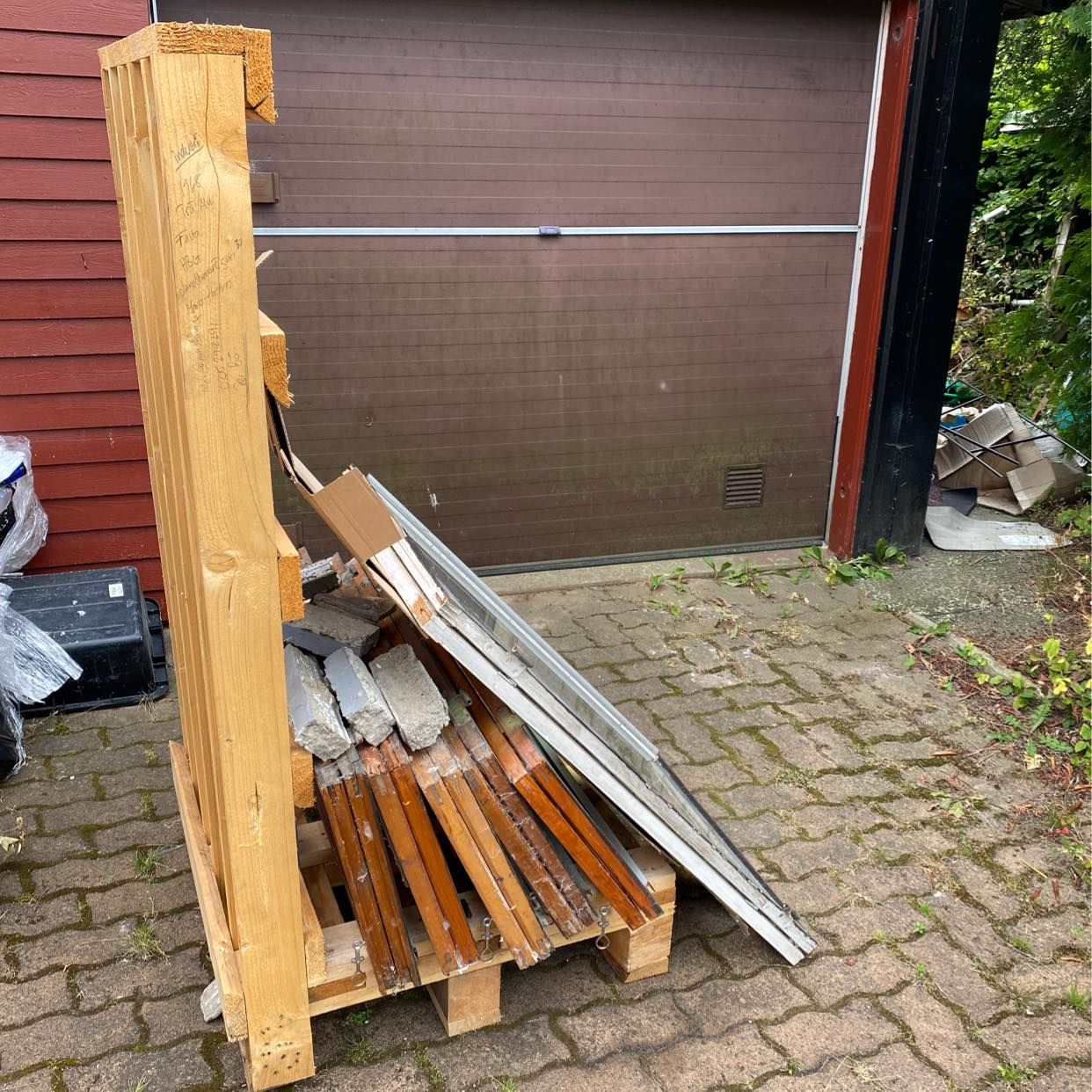 image of Rester från fönsterbyte - Sjöbo