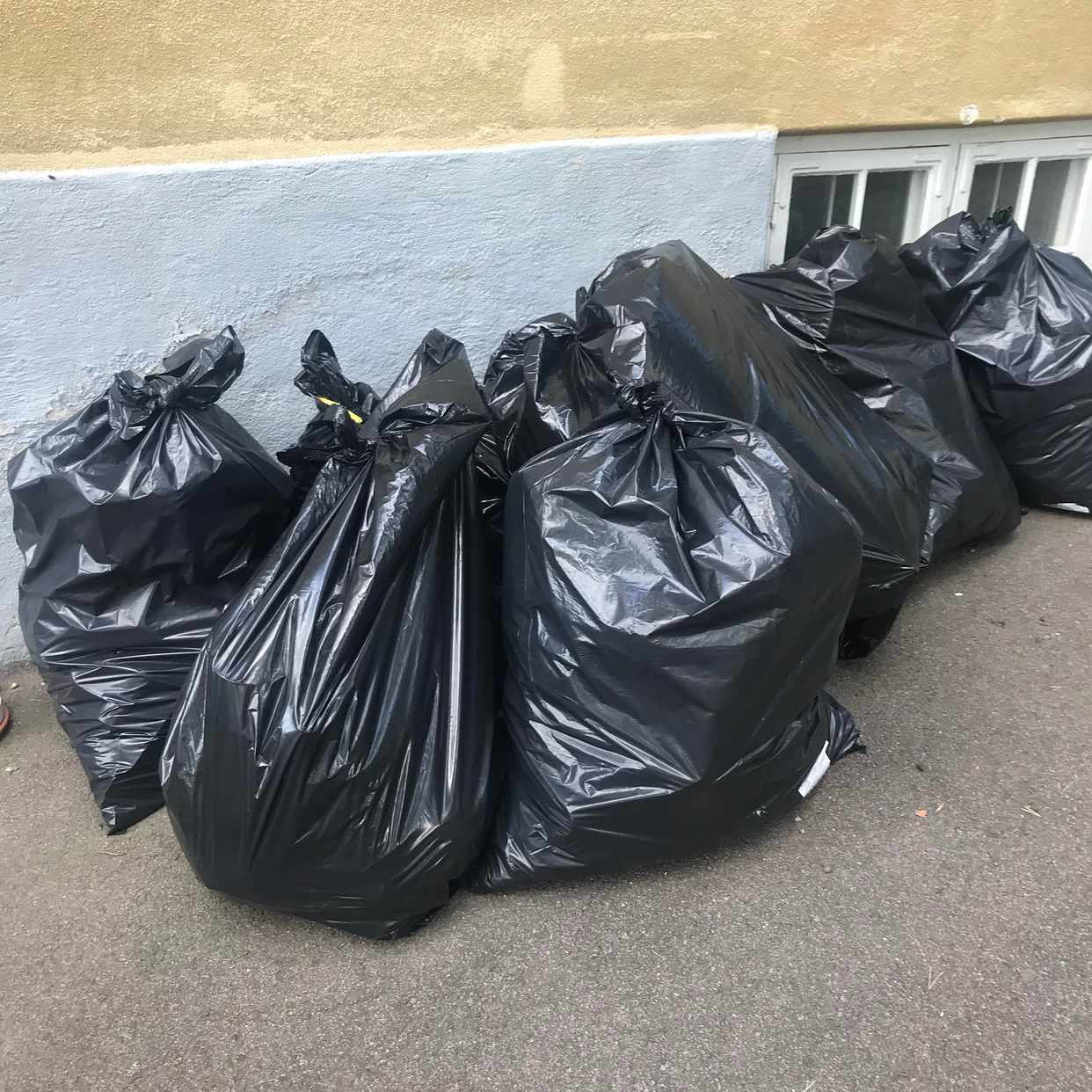 image of Blandat skräp efter fest - Nacka