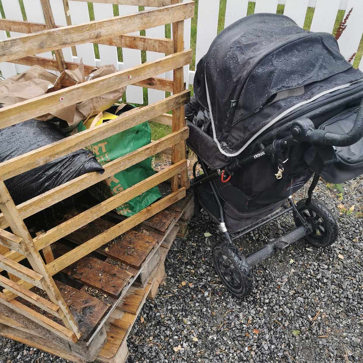 image of 2 lastpallar + barnvagn - Huddinge