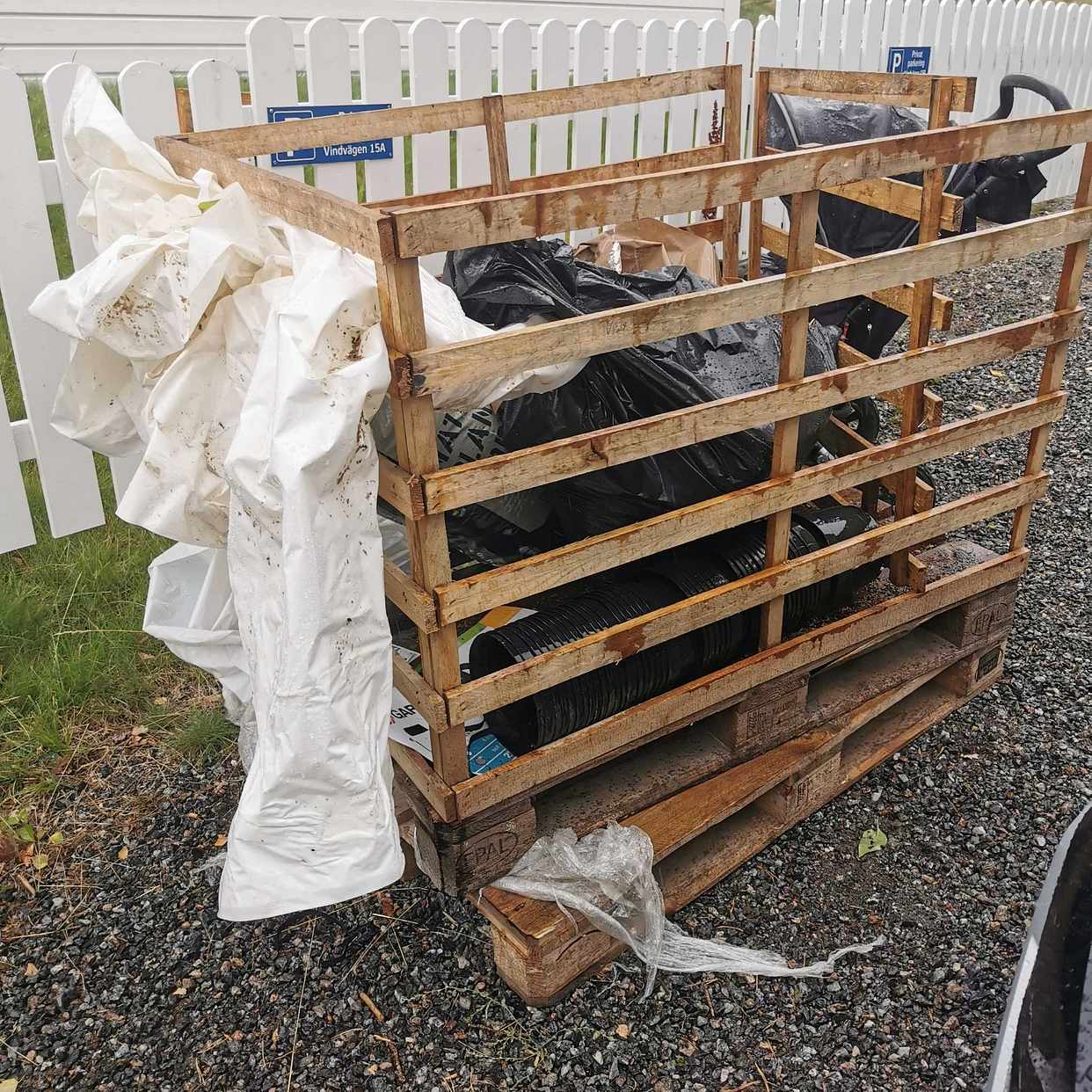 image of 2 lastpallar + barnvagn - Huddinge