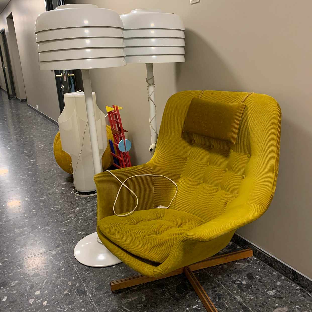 image of 2 lamps and a loungechair - 
