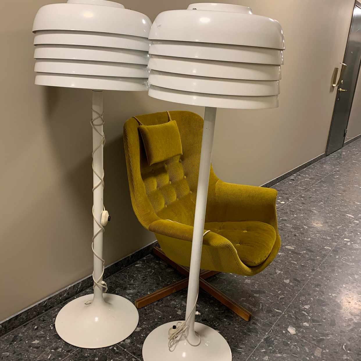 image of 2 lamps and a loungechair - 