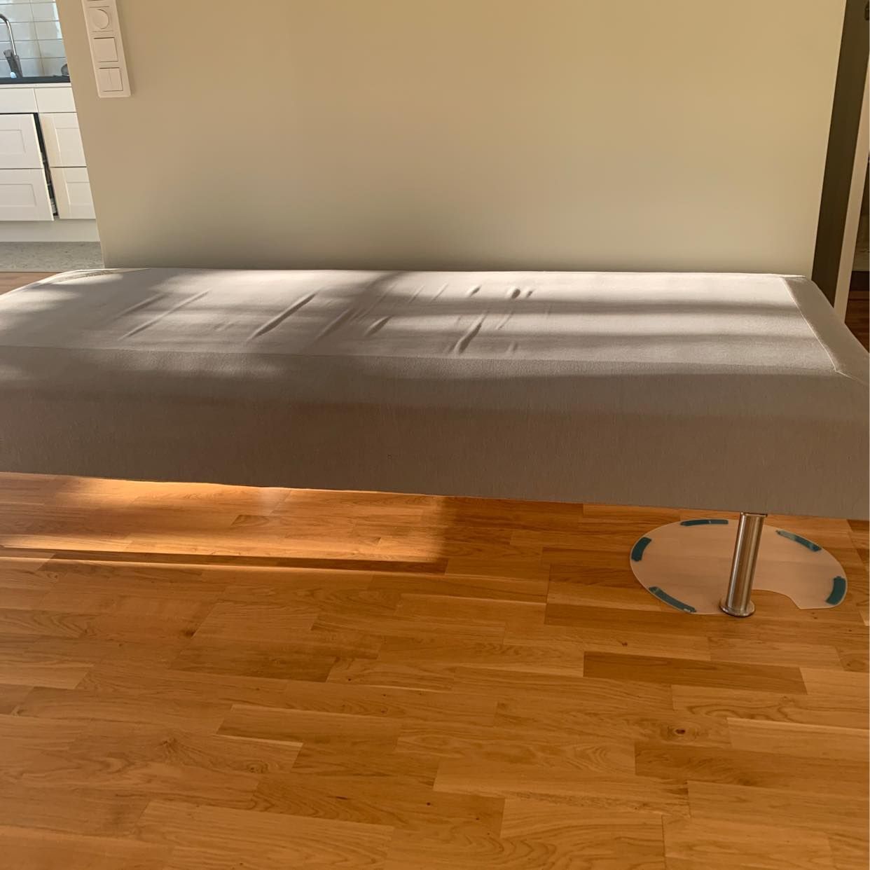 image of Bära ner säng i förråd - 