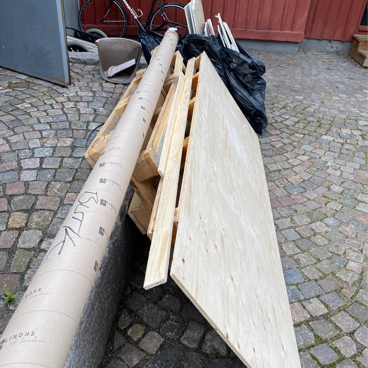 image of Skräp och pallar - Kungsbacka