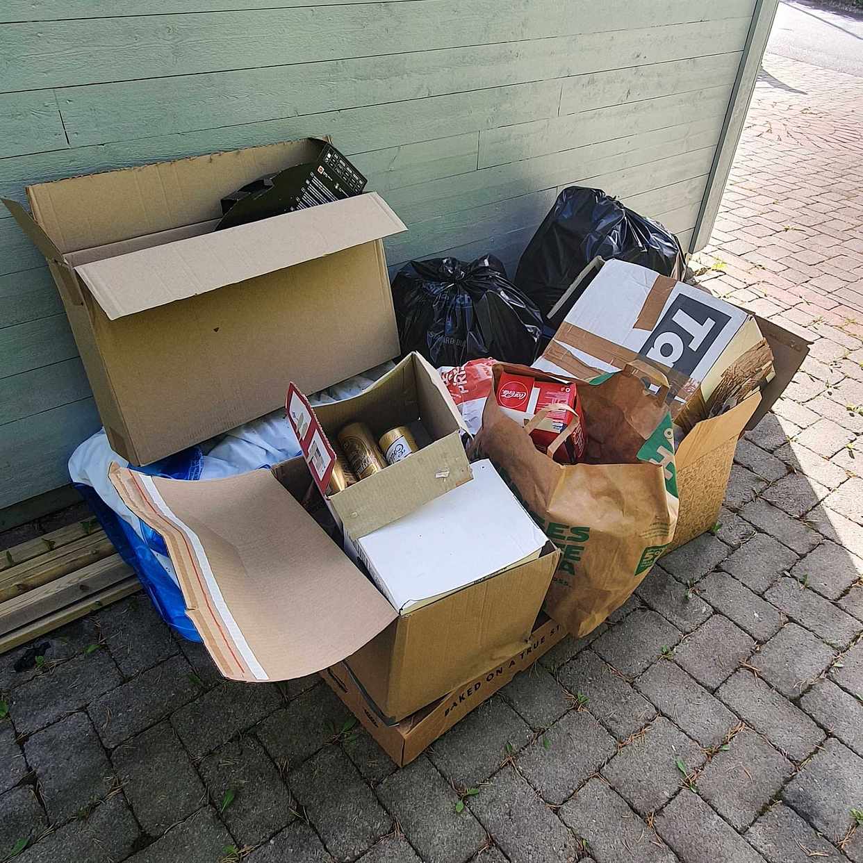 image of Katong och div skräp. - Huddinge