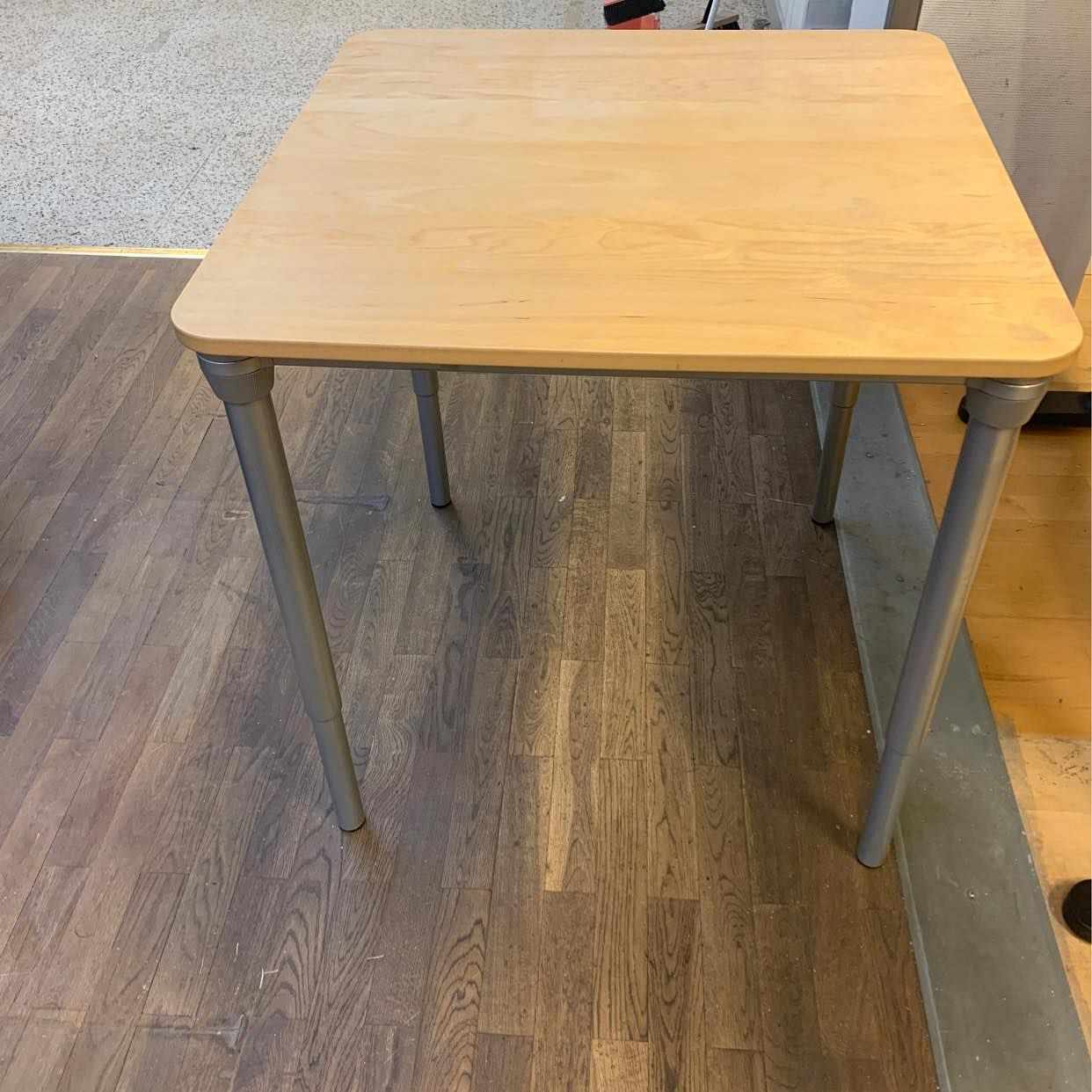 image of Bord med teleskopiska ben - 