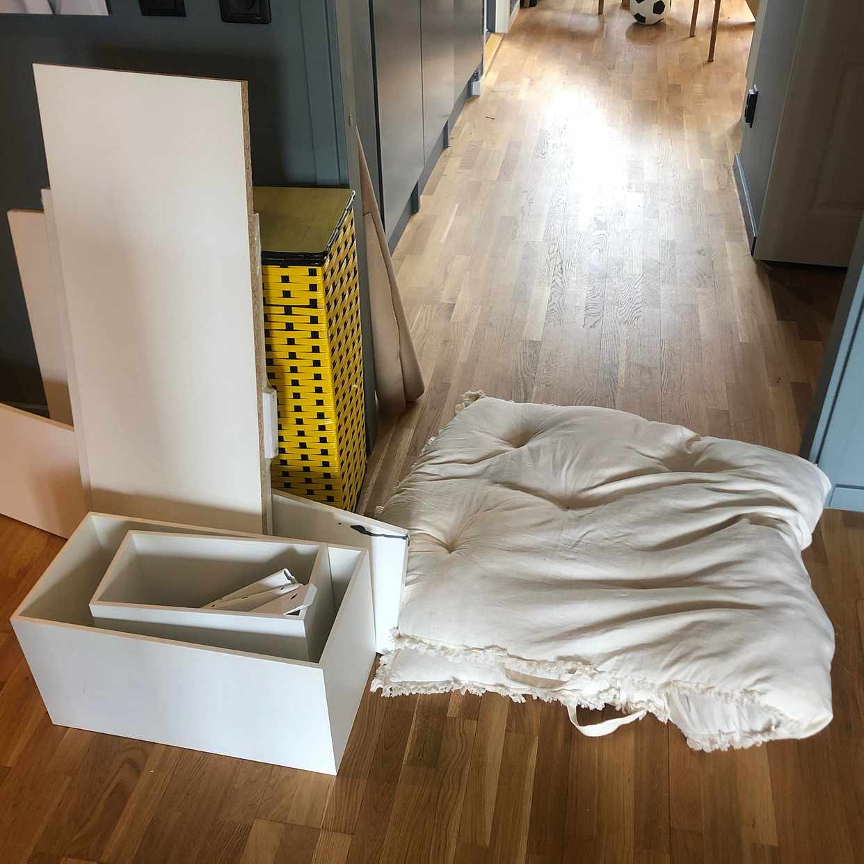 image of Muuto hyllor, tvättkorg - Stockholm