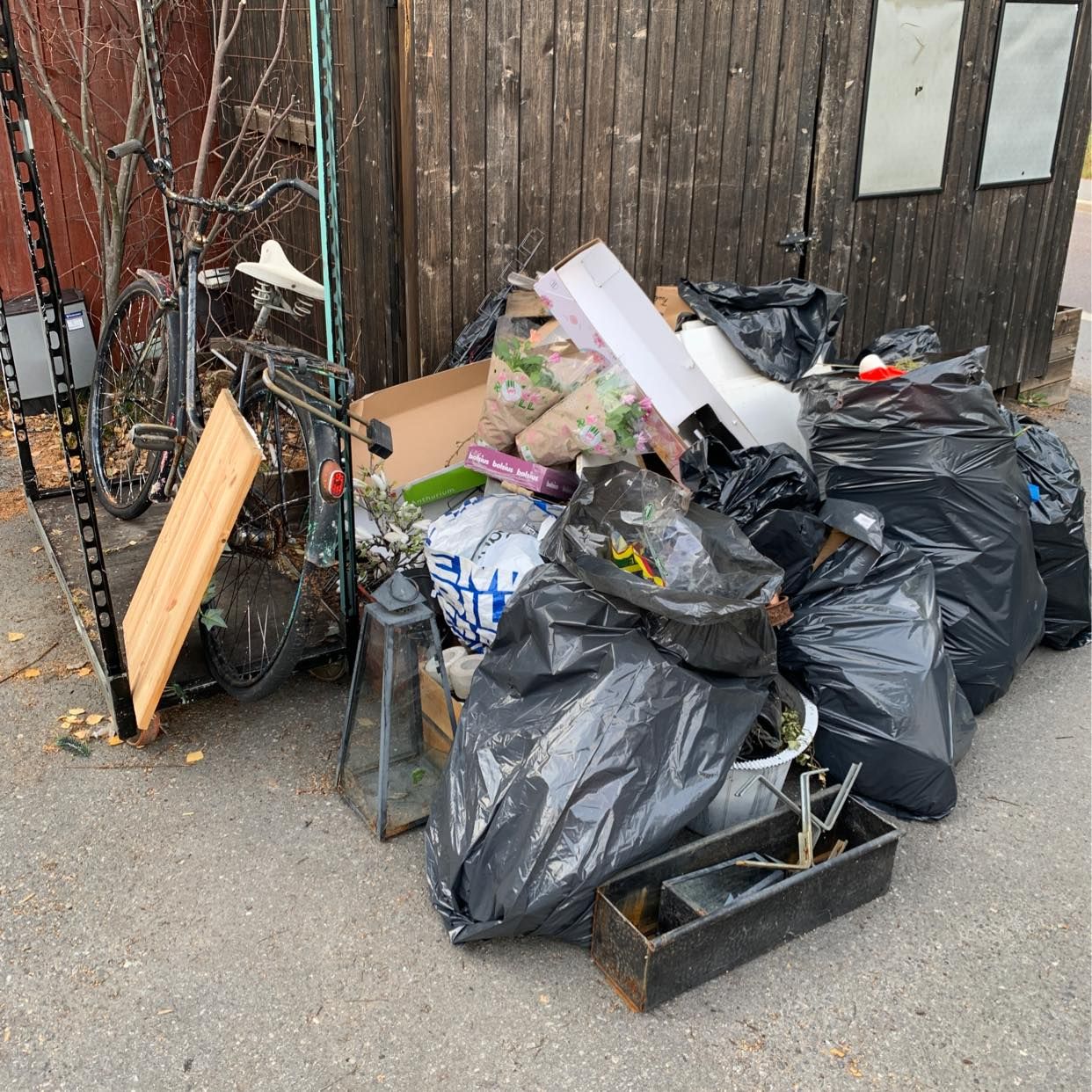 image of Skräp, cykel, hyllplan - Segeltorp