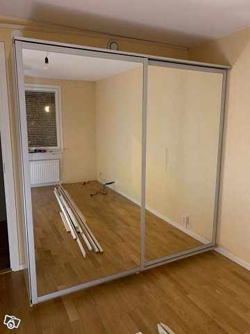image of Stor garderob med spegeld - 