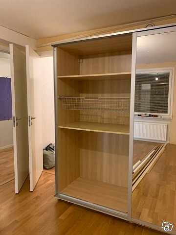 image of Stor garderob med spegeld - 