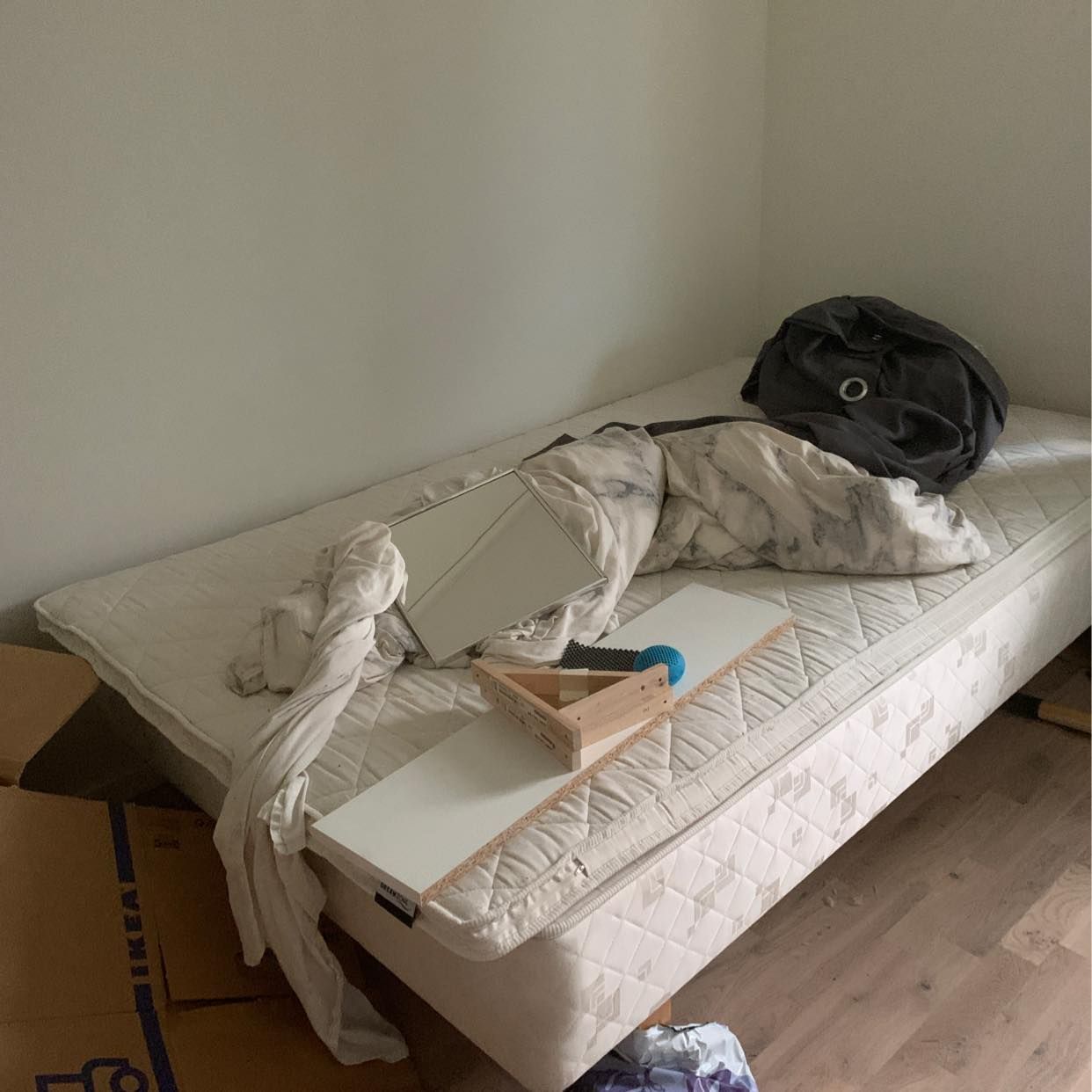 image of Flytta en 120 säng, - 