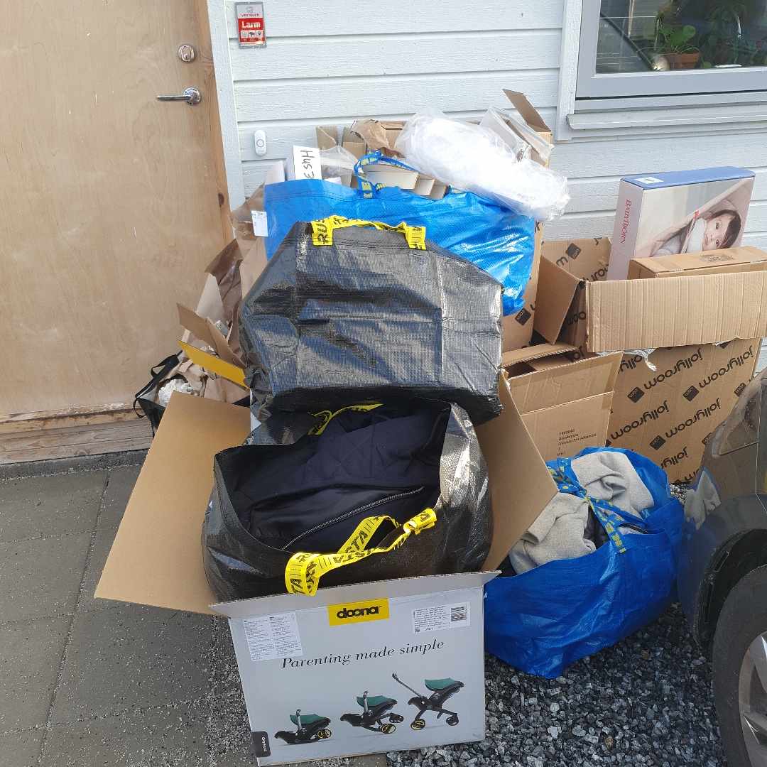 image of Kartong, plast och kläder - Tumba