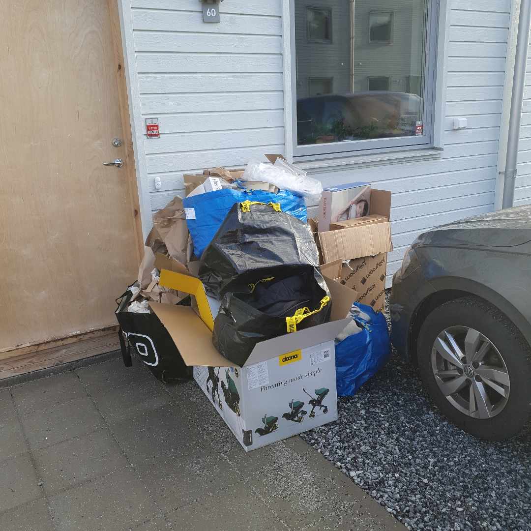 image of Kartong, plast och kläder - Tumba