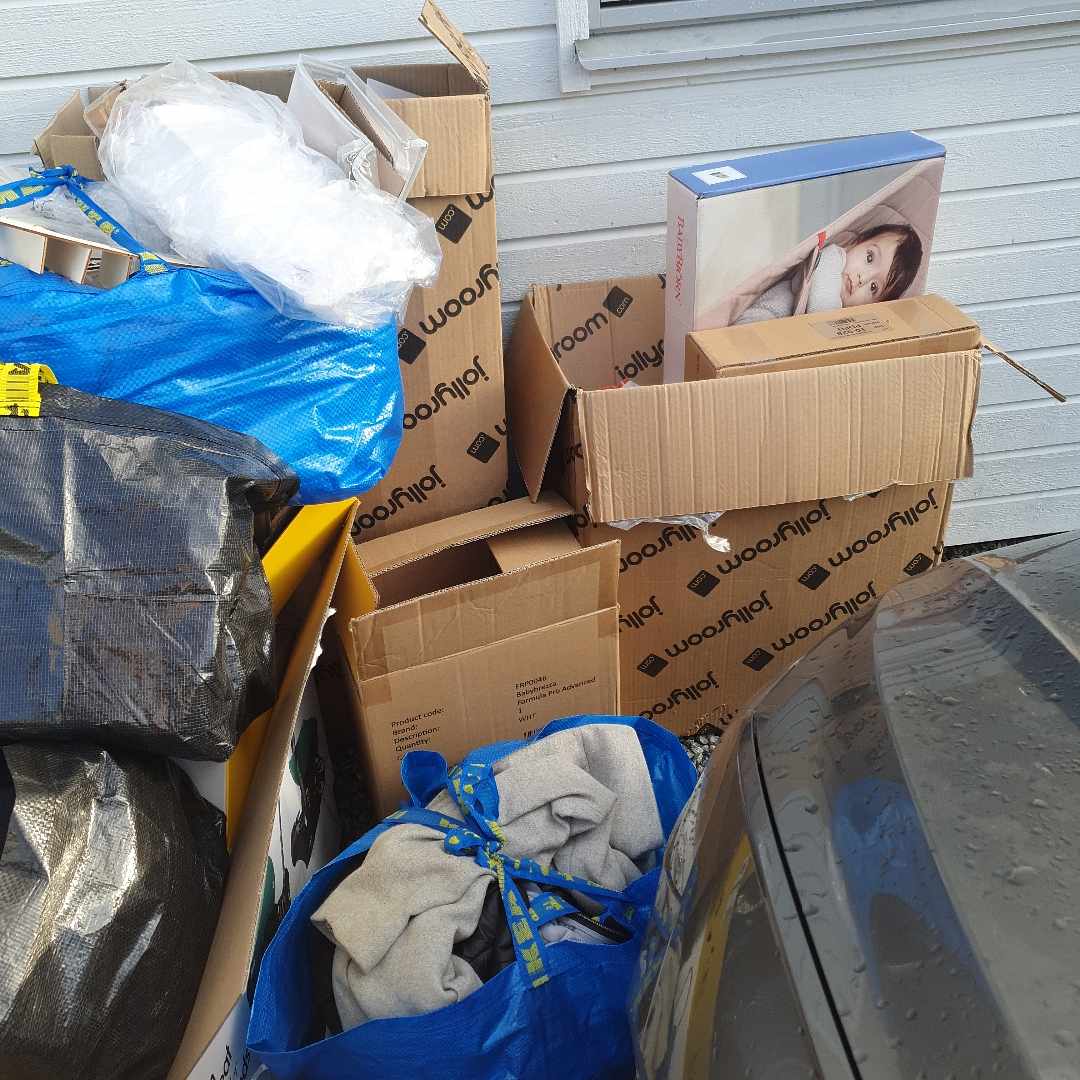 image of Kartong, plast och kläder - Tumba