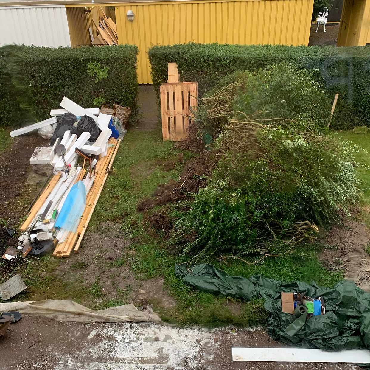 image of Häck, soppåsar, brädor mm - Västra Frölunda