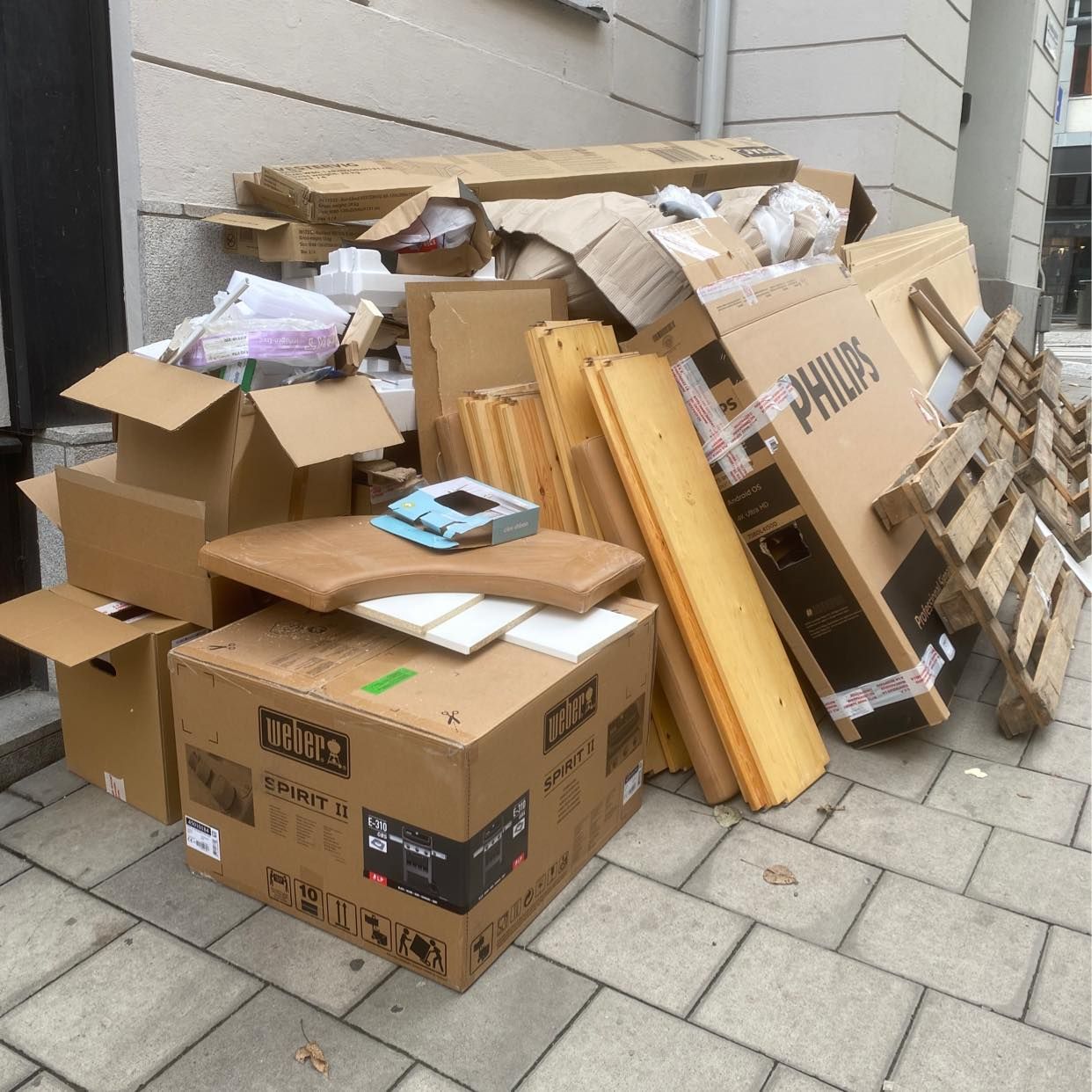 image of Kartonger, pallar, plast - Stockholms Stad