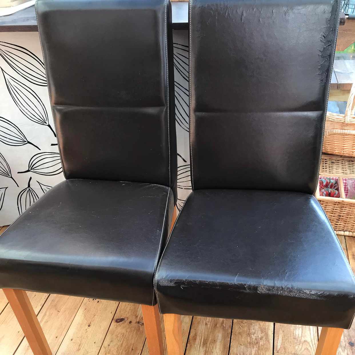 image of 10 stolar, 2 sängbord mm - Skepplanda
