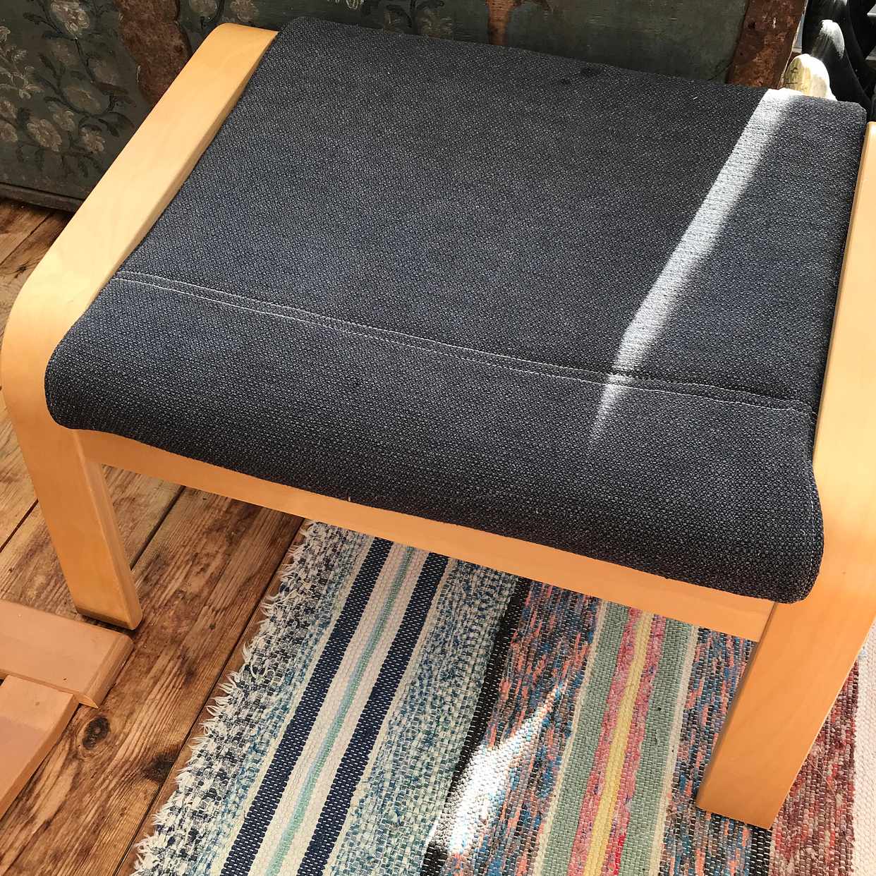 image of 10 stolar, 2 sängbord mm - Skepplanda