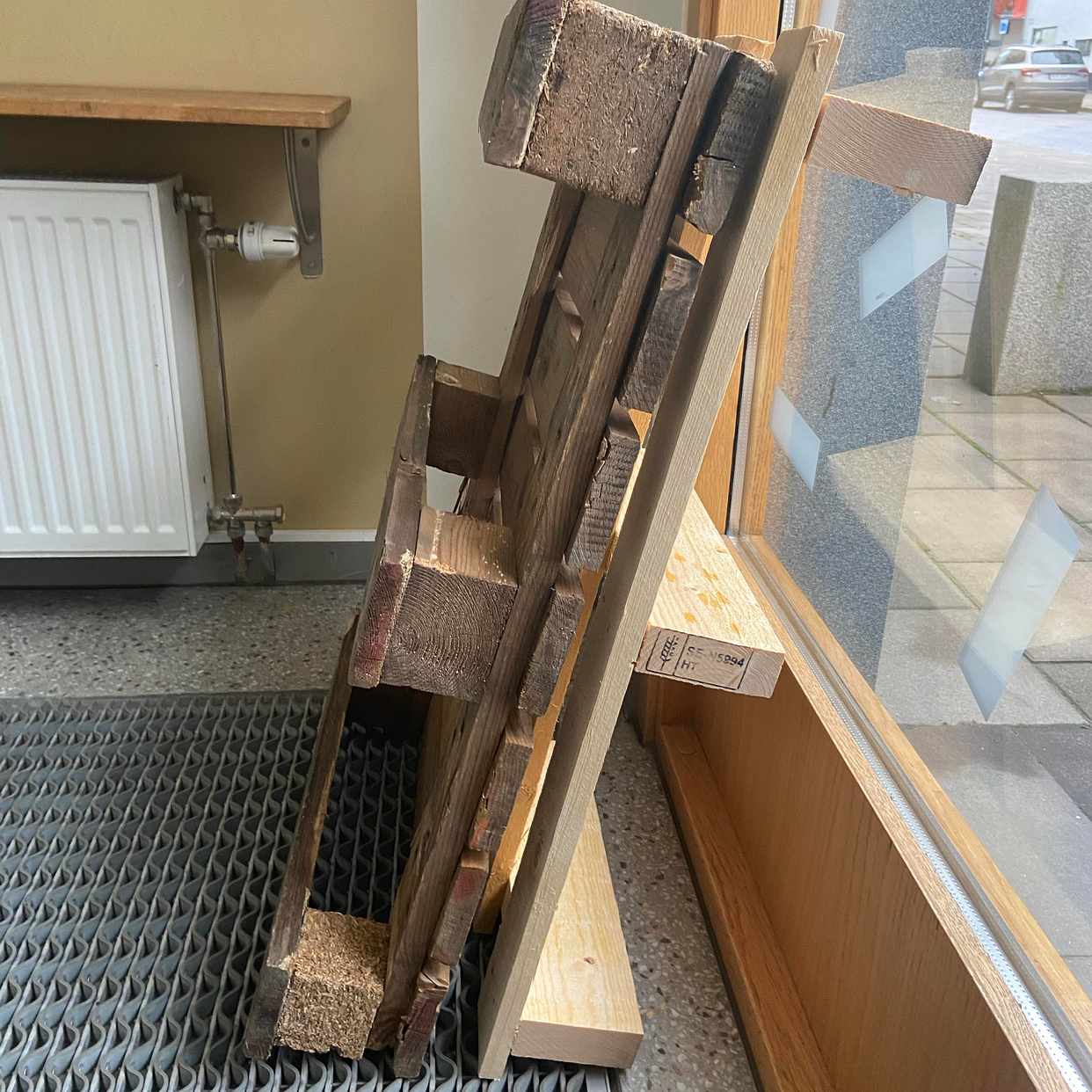 image of Två mindre lastpallar - Bromma
