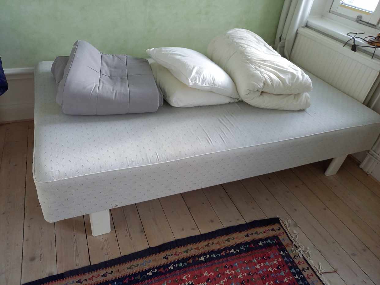 image of 1 säng, 2 golvlampor - 