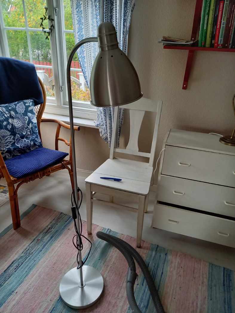 image of 1 säng, 2 golvlampor - 