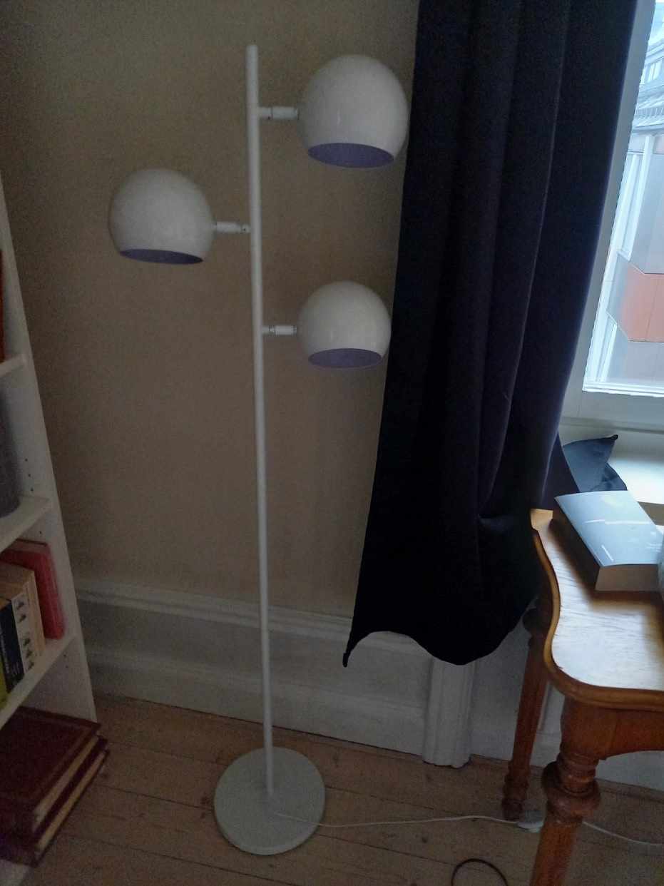 image of 1 säng, 2 golvlampor - 